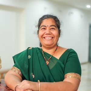 Tanujaben smiling in a green saree